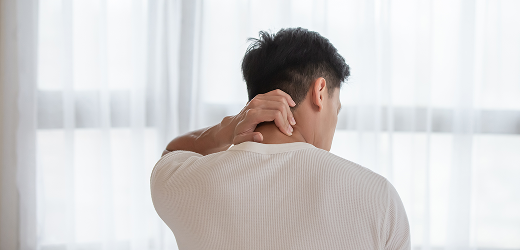 뒷목 및 어깨 주변의 만성 통증